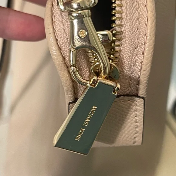 Michael Kors Tote Bag with Structured Design and Smooth Leather - Picture 7 of 14